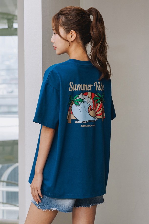 앨빈클로 SUMMER VIBE 오버핏 반팔 티셔츠 AST4519는 여름 시즌을 위한 캐주얼 스타일의 반팔 티셔츠입니다. 라운드넥 디자인에 넉넉한 오버핏으로 편안한 착용감을 제공하며, 일상 및 휴가룩, 바캉스룩까지 활용 가능합니다. 화이트, 다크블루, 블랙 세 가지 컬러로 출시되었으며, 면, 폴리에스터, 스판덱스 혼방 소재로 제작되어 흡습 및 속건 기능이 우수합니다. RIB 원단 넥라인, 헤링본 테이프 보강, 자연스러운 숄더 드롭 핏으로 디테일을 더했으며, 형태 안정성이 뛰어나고 최소 수축 가공되었습니다. 서핑, 그래픽, 프린트 패턴이 시원한 여름 무드를 연출합니다.
