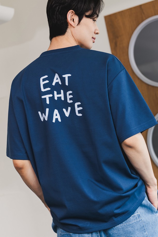 앨빈클로 BLUEWAVE (블루웨이브) 오버핏 반팔 티셔츠 AST4538는 남녀 모두 착용 가능한 캐주얼 스타일의 여름 티셔츠입니다. 화이트, 머스타드, 네이비, 블랙 4가지 색상으로 출시되었으며, 일상복 및 여행룩, 바캉스룩에 적합합니다. 면, 폴리에스테르, 스판덱스 혼방의 흡습, 속건 기능성 삼중지 원단을 사용하여 부드러운 촉감과 편안한 착용감을 제공합니다. 넥 라인은 1*1 RIB 원단으로 보강하고, 헤링본 테이프 처리, 텐터 텀블 가공을 통해 수축을 최소화하여 KATRI 품질인증을 받았습니다. 로고 프린트가 돋보이는 오버핏 디자인으로, 미니멀, 스트리트 스타일을 연출하기 좋습니다.
