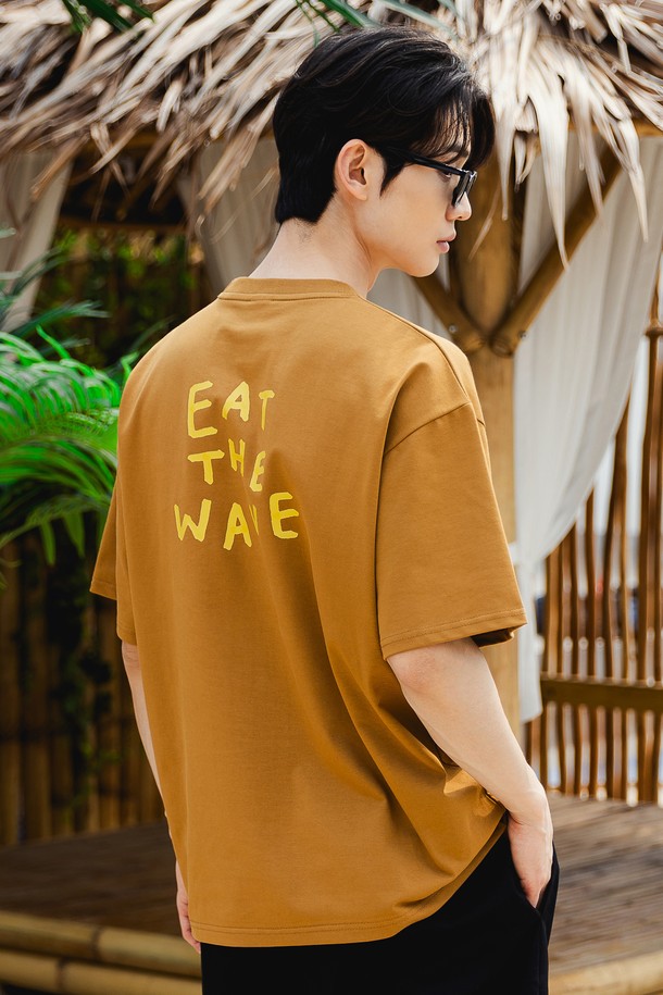 앨빈클로 BLUEWAVE (블루웨이브) 오버핏 반팔 티셔츠 AST4538는 남성용 반팔 티셔츠입니다. 화이트, 머스타드, 네이비, 블랙 4가지 색상으로 출시되었으며, 일상복과 여행룩에 활용하기 좋습니다. 캐주얼, 스트릿, 미니멀 스타일을 연출하기에 적합하며, 롱 기장의 오버핏으로 편안한 착용감을 제공합니다. 면, 폴리에스테르, 스판덱스 혼방 소재로 제작되어 활동성이 뛰어나고, EAT THE WAVE (잇 더 웨이브) 그래픽 프린팅으로 포인트를 더했습니다.
