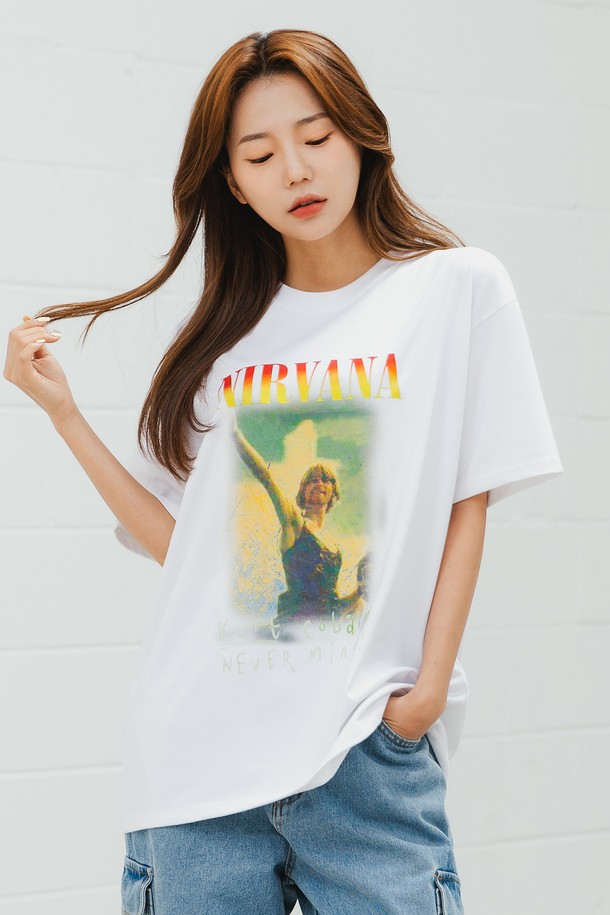 앨빈클로 NIRVANA (니르바나) 오버핏 반팔 티셔츠 AST4560 (3 COLOR)는 남성용 반팔 티셔츠입니다. 면 소재로 제작되어 봄, 여름 시즌에 편안하게 착용할 수 있습니다. 라운드넥 디자인에 오버핏으로 제작되어 캐주얼, 스트릿 스타일을 연출하기에 적합합니다. 니르바나 그래픽 프린트가 특징이며, 동네 마실룩이나 산책룩에 활용하기 좋습니다. 화이트 컬러를 포함한 3가지 색상으로 만나볼 수 있습니다.
