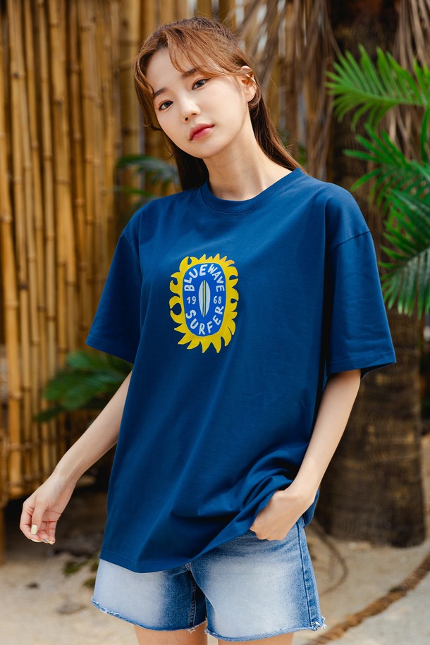 앨빈클로 BLUEWAVE (블루웨이브) 오버핏 반팔 티셔츠 AST4538는 남녀 모두 착용 가능한 캐주얼 스타일의 여름 티셔츠입니다. 화이트, 머스타드, 네이비, 블랙 4가지 색상으로 출시되었으며, 일상복 및 여행룩, 바캉스룩에 적합합니다. 면, 폴리에스테르, 스판덱스 혼방의 흡습, 속건 기능성 삼중지 원단을 사용하여 부드러운 촉감과 편안한 착용감을 제공합니다. 넥 라인은 1*1 RIB 원단으로 보강하고, 헤링본 테이프 처리, 텐터 텀블 가공을 통해 수축을 최소화하여 KATRI 품질인증을 받았습니다. 로고 프린트가 돋보이는 오버핏 디자인으로, 미니멀, 스트리트 스타일을 연출하기 좋습니다.
