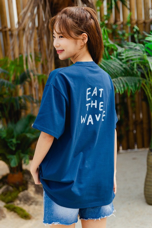 앨빈클로 BLUEWAVE (블루웨이브) 오버핏 반팔 티셔츠 AST4538는 남녀 모두 착용 가능한 캐주얼 스타일의 여름 티셔츠입니다. 화이트, 머스타드, 네이비, 블랙 4가지 색상으로 출시되었으며, 일상복 및 여행룩, 바캉스룩에 적합합니다. 면, 폴리에스테르, 스판덱스 혼방의 흡습, 속건 기능성 삼중지 원단을 사용하여 부드러운 촉감과 편안한 착용감을 제공합니다. 넥 라인은 1*1 RIB 원단으로 보강하고, 헤링본 테이프 처리, 텐터 텀블 가공을 통해 수축을 최소화하여 KATRI 품질인증을 받았습니다. 로고 프린트가 돋보이는 오버핏 디자인으로, 미니멀, 스트리트 스타일을 연출하기 좋습니다.
