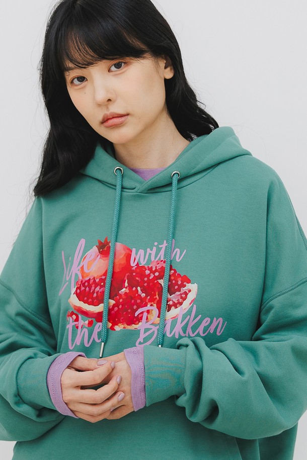 바켄 Pomegranate 후디 BK6796_그린은 남녀 공용으로, 봄, 가을, 겨울에 착용하기 좋은 두꺼운 두께감의 오버핏 후드티셔츠입니다. 840g/yd 고밀도 프렌치테리 면폴리 혼방 원단으로 제작되어 부드러운 촉감을 선사하며, 베이직하고 캐주얼한 스타일을 연출합니다. 후드 하단 새틴 자수 로고와 플랫락 스티치 마감, 긴소매 디자인으로 완성도를 높였습니다.
