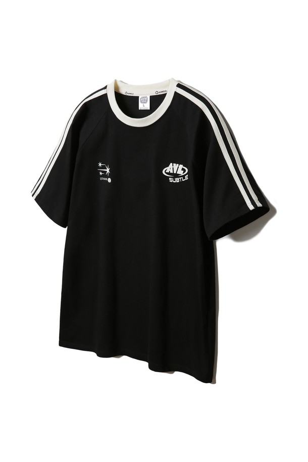 앨빈클로 네크라인 배색 트랙 오버핏 반팔티 AST4722는 부드러운 면 소재로 제작되어 편안한 착용감을 선사하며, 드롭 숄더 패턴과 오버핏으로 트렌디한 스타일을 연출합니다. 라운드넥과 러셀 테이프 디테일, 텀블 워싱 처리가 돋보이며, 다양한 색상 조합의 배색 디자인으로 개성을 더했습니다. 일상 및 스포츠 활동에 적합하며, 레이어드하여 더욱 다채로운 스타일링을 즐길 수 있습니다.
