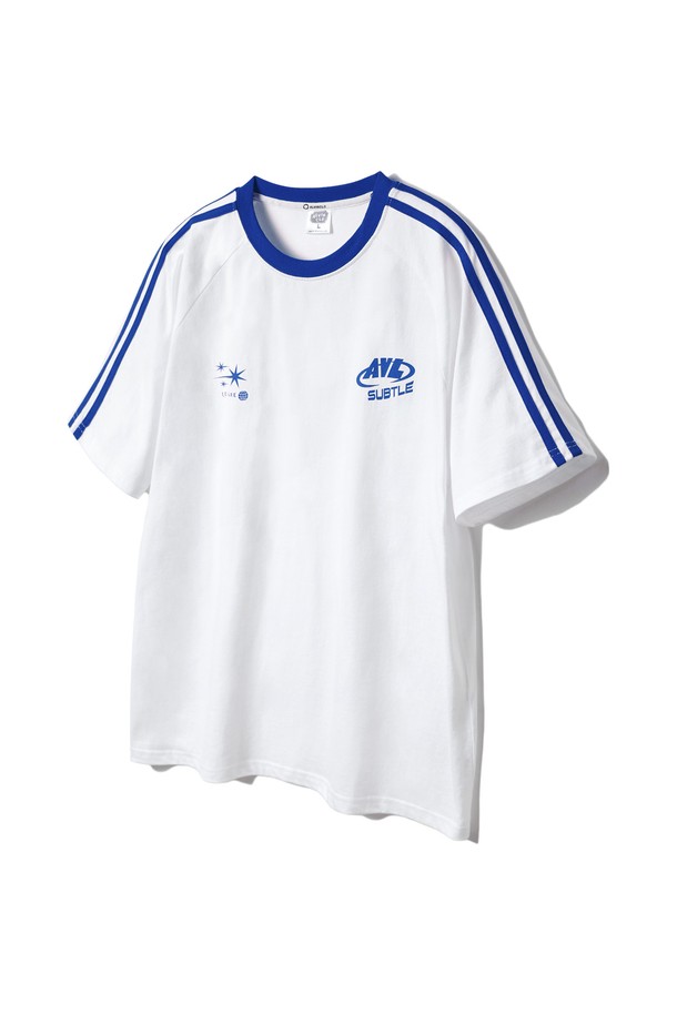 앨빈클로 네크라인 배색 트랙 오버핏 반팔티 AST4722는 남녀 모두에게 잘 어울리는 캐주얼하고 스포티한 스타일의 반팔 티셔츠입니다. 부드러운 면 소재로 제작되어 편안한 착용감을 선사하며, 라운드넥에 숄더라인 배색 포인트와 러셀 테이프, 프린팅 디테일이 더해져 트렌디한 디자인을 완성합니다. 오버핏에 릴랙스핏으로 제작되어 활동성을 높였으며, 봄, 여름 시즌 데일리룩으로 활용하기 좋습니다.
