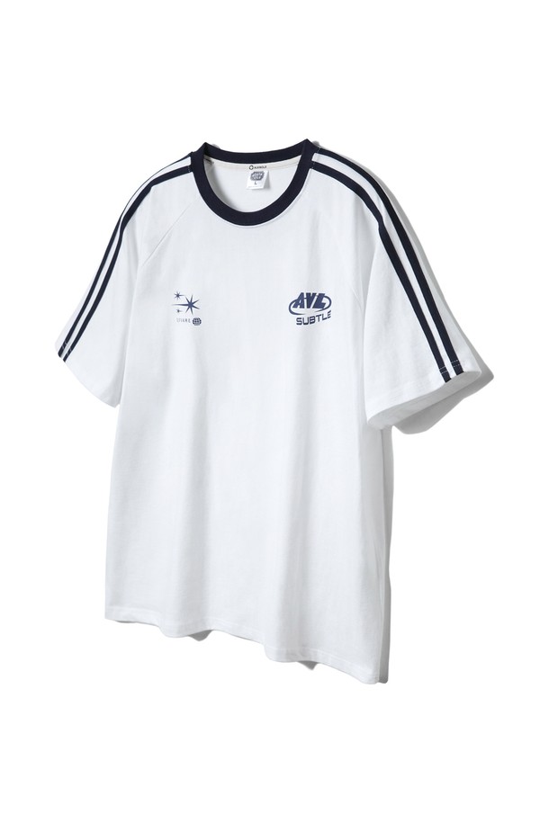 앨빈클로 네크라인 배색 트랙 오버핏 반팔티 AST4722는 남녀 공용으로 착용 가능한 반팔 티셔츠입니다. 부드러운 면 소재로 제작되어 편안한 착용감을 제공하며, 라운드넥과 드롭숄더 디자인, 그리고 숏 기장으로 트렌디한 핏을 연출합니다. 화이트 컬러를 기반으로 네크라인에 배색 포인트를 주었으며, 러셀 테이프, 프린팅 디테일과 개선된 소매 패턴으로 스포티한 무드를 더했습니다.
