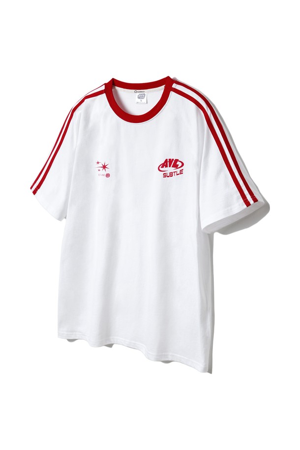 앨빈클로 네크라인 배색 트랙 오버핏 반팔티 AST4722는 부드러운 면 소재로 제작되어 편안한 착용감을 제공하며, 남녀 모두 착용 가능한 디자인입니다. 라운드넥에 드롭숄더 패턴, 텀블 워싱 처리로 자연스러운 핏을 연출하며, 러셀 테이프 디테일로 포인트를 더했습니다. 화이트/레드, 화이트/그린 등 다채로운 6가지 컬러 배색으로 출시되어, 일상 및 스포츠 활동 시 스포티하고 캐주얼한 스타일을 연출할 수 있습니다.
