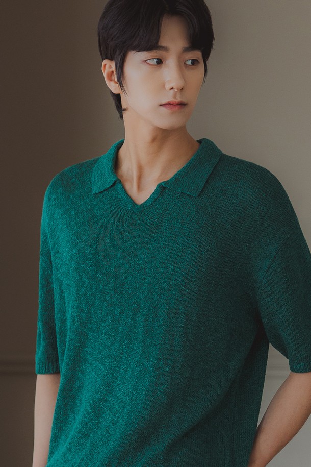 [DELUXE] 슬럽 오픈 카라 하프 니트 DLX1519는 부드러운 촉감과 통기성이 뛰어난 아크릴 소재의 하프 기장 니트입니다. 7게이지 편직의 고밀도 원단으로 제작되었으며, 루즈핏과 릴랙스핏으로 편안한 착용감을 선사합니다. 오픈 카라 디자인과 골지 패턴, 4가지 다채로운 컬러(크림, 그린, 네이비, 블랙)로 일상 및 데일리룩에 캐주얼하고 베이직한 스타일을 더해줍니다.
