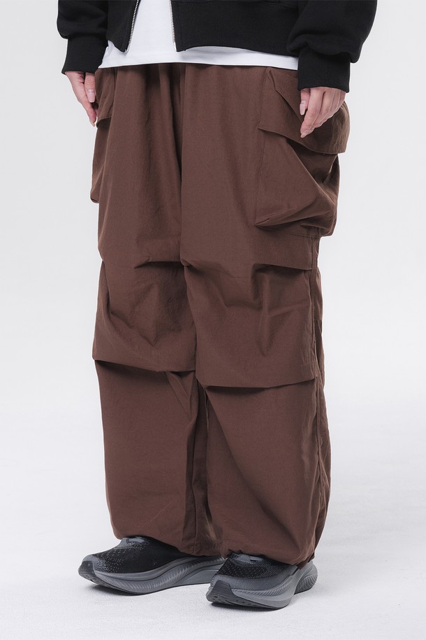[DELUXE] 소프트 파라슈트 와이드 카고 팬츠는 남녀 모두 편안하게 착용 가능한 루즈핏의 긴바지입니다. 부드러운 폴리에스테르, 나일론 혼방 소재로 제작되어 봄, 여름, 가을에 적합하며, 라이트 그레이, 카키, 브라운, 블랙 4가지 색상으로 출시되었습니다. 무릎 플리츠, 카고 포켓, 허리 스트링, 밑단 스트링, D링 디테일과 더불어 밴딩 허리 디자인으로 편안함을 더했으며, 2-way 스타일링이 가능한 캐주얼/스트릿 무드의 와이드 카고 팬츠입니다.

