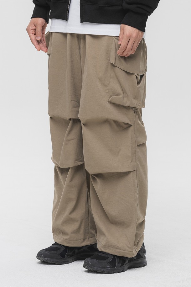 [DELUXE] 소프트 파라슈트 와이드 카고 팬츠 DLX2920은 캐주얼과 스트릿 스타일을 넘나들며, 남녀 모두 착용 가능한 와이드핏 카고 팬츠입니다. 부드러운 촉감의 폴리에스테르와 나일론 혼방 소재로 제작되었으며, 라이트그레이, 카키, 브라운, 블랙 4가지 다채로운 색상으로 출시되었습니다. 허리 스트링, 밑단 스트링, D링 디테일, 카고 포켓을 더해 실용성을 높였으며, 2-way 스타일링으로 다양한 연출이 가능합니다.
