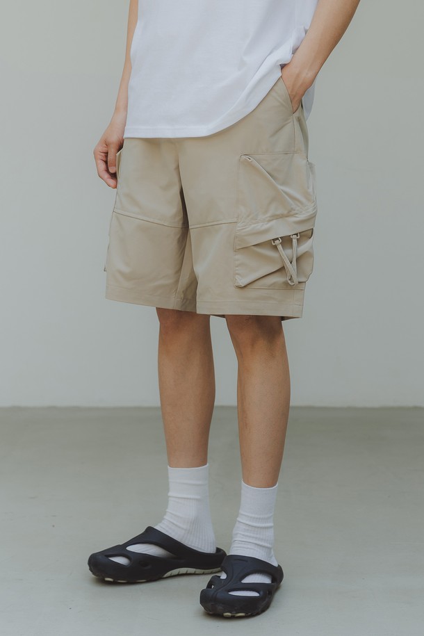 [DELUXE] 사이드 카고 포켓 밴드 반바지 DLX2909는 베이지와 블랙 두 가지 색상으로 출시되어, 여름철 일상 및 아웃도어 활동에 적합한 반바지입니다. 얇은 두께의 부드러운 폴리에스테르 소재로 제작되어 시원하고 편안한 착용감을 선사하며, 레귤러핏으로 활동성을 높였습니다. 사이드 지퍼 카고 포켓과 D링 디테일, 밑단 스트링, 밴딩 허리, 실용적인 수납공간을 갖춰 캐주얼하면서도 스포티한 스타일을 연출합니다.
