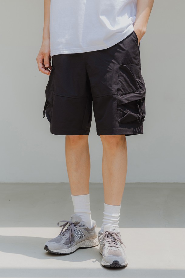 [DELUXE] 사이드 카고 포켓 밴드 반바지 DLX2909는 폴리에스테르 소재로 제작되어 부드러운 촉감을 자랑하며, 얇은 두께감으로 여름철에도 시원하게 착용 가능합니다. 허리 스트링, 루프 스트랩, D 링 디테일, 사이드 지퍼 카고 포켓으로 수납성과 트렌디함을 더했으며, 릴랙스 핏과 내추럴 밑단 디자인으로 편안한 착용감을 제공합니다. 베이지와 블랙 두 가지 컬러로 출시되어, 캐주얼 및 스트릿 스타일을 즐기는 남성분들의 일상, 여행, 아웃도어 활동에 폭넓게 활용하기 좋습니다.
