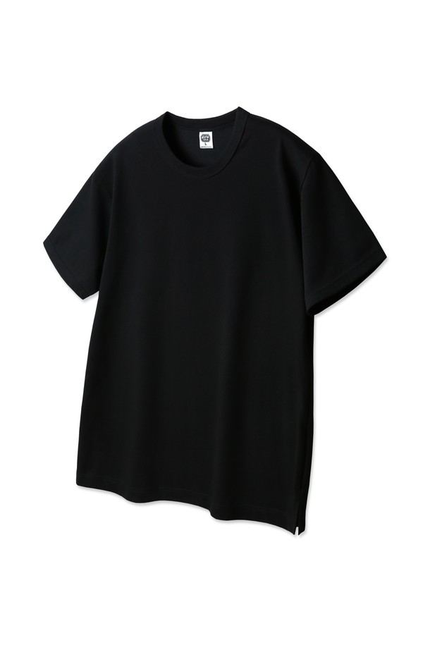 CP 삼중지 사이드 슬릿 크로스핏 반팔티 AST3132는 화이트, 블랙 두 가지 색상으로 출시된 남녀 공용 반팔 티셔츠입니다. 면, 폴리에스터, 스판덱스 혼방의 부드러운 촉감과 흡습, 속건, 통기성이 뛰어난 기능성 소재를 사용하여 봄, 여름철 스포츠 활동은 물론 일상복으로도 편안하게 착용할 수 있습니다. 라운드넥, 레귤러핏 디자인에 사이드 슬릿, 립 바인딩 넥 마감, 대각선 숄더 컷 디테일, 넓은 밑단 마감으로 활동성을 높이고 미니멀하면서도 스포티한 스타일을 연출합니다.
