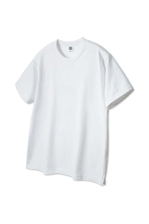 CP삼중지 사이드 슬릿 크로스핏 반팔티 AST3132는 여성용 반팔 티셔츠로, 화이트와 블랙 두 가지 색상으로 제공됩니다. 면, 폴리에스테르, 스판덱스 혼방의 두꺼운 소재로 제작되어 부드러운 촉감과 흡습, 속건 기능을 제공하며, 크롭 기장의 레귤러핏으로 일상 및 운동 시 모두 활용 가능합니다. 사이드 슬릿 디테일과 립 바인딩 넥라인, 대각선 숄더 커팅 디자인이 돋보이는 베이직하면서도 스포티한 스타일의 반팔 티셔츠입니다.
