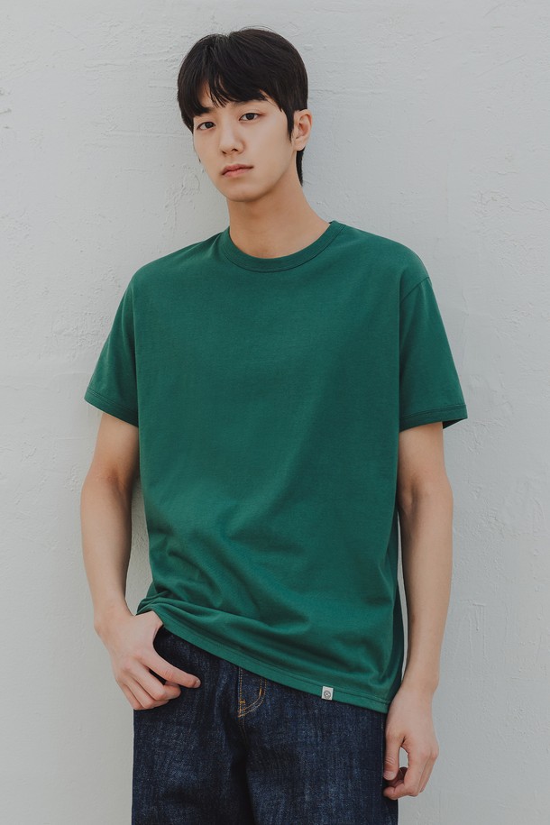 소매 립 디테일이 돋보이는 무지 반팔 티셔츠입니다. 부드러운 면 소재로 제작되어 편안한 착용감을 선사하며, 라운드넥과 슬림핏 디자인으로 베이직하면서도 미니멀한 스타일을 연출합니다. 화이트, 그린, 네이비, 블랙 4가지 컬러로 출시되어 데일리룩에 활용하기 좋습니다.
