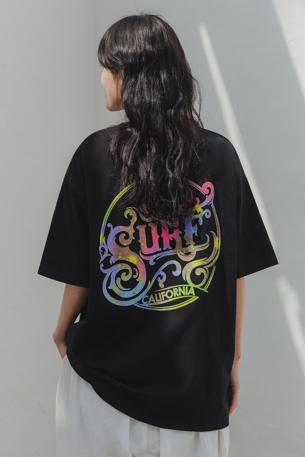 SURF 오버핏 반팔티 AST4743은 20수 코마사 코튼을 사용하여 부드러운 촉감을 자랑하며, 텀블 워싱과 테터 가공으로 내구성을 높였습니다. 키치한 아트워크 디자인이 돋보이는 이 반팔 티셔츠는 드롭숄더 디자인의 오버핏으로 캐주얼하고 스트릿한 무드를 연출하며, 화이트와 블랙 2가지 컬러로 제공됩니다. 봄, 여름 시즌에 일상복으로 편안하게 착용하기 좋은 라운드넥 반소매 티셔츠입니다.
