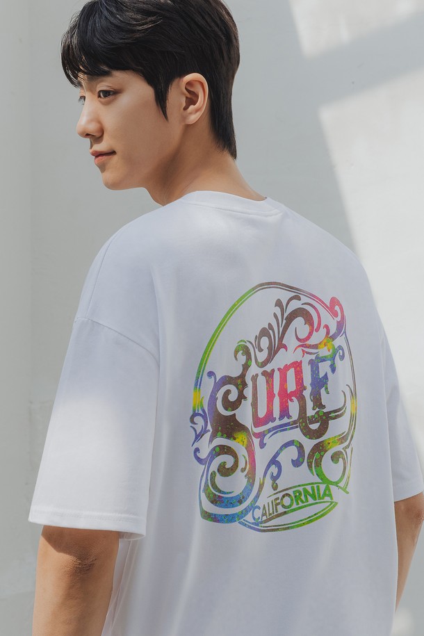 SURF 오버핏 반팔티 AST4743은 20수 코마사 면 원단을 사용하여 부드러운 촉감을 자랑하며, 텐터 가공과 텀블 건조를 거쳐 변형을 최소화했습니다. 드롭숄더 패턴의 오버핏 디자인으로 캐주얼한 스타일을 연출하며, 레이어드 스타일링에도 용이합니다. 화이트, 블랙 두 가지 색상으로 출시되어 남녀 모두 일상에서 편안하게 착용할 수 있는 라운드넥 반팔 티셔츠입니다.
