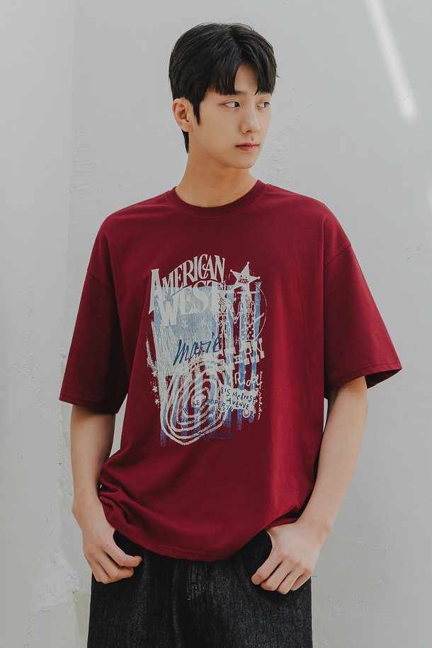 아메리칸 웨스트 오버핏 반팔티 AST4782는 남녀 모두 착용 가능한, 봄, 여름 시즌에 어울리는 데일리 캐주얼 반팔 티셔츠입니다. 20수 코마사 면 원단에 텀블워싱 가공을 거쳐 부드러운 촉감을 자랑하며, 드롭숄더 디자인과 트렌디한 그래픽 아트워크가 돋보이는 오버핏 라운드넥 티셔츠입니다. 화이트, 크림, 와인, 차콜 4가지 컬러로 출시되었습니다.
