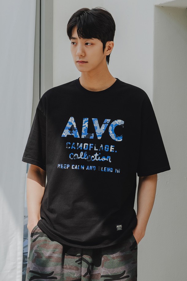 ALVC 카모플라쥬 오버핏 반팔 티셔츠 AST4776은 남성용 반팔 티셔츠로, 봄과 여름에 착용하기 좋습니다. 부드러운 면 소재에 카모 패턴과 레터링 디자인이 특징이며, 라운드넥, 반소매, 오버핏 실루엣으로 캐주얼 및 스트릿 스타일을 연출할 수 있습니다. 드롭숄더 패턴, 팀블 워싱, 미니멀 직조 라벨, 레이어드 스타일링이 가능하며, 화이트와 블랙 두 가지 색상으로 제공됩니다.
