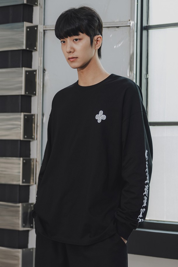 페이즐리 패턴이 돋보이는 오버핏 긴팔 티셔츠입니다. 20수 코마면 원단으로 제작되어 부드러운 촉감을 자랑하며, 텀블 워싱 가공으로 변형을 최소화했습니다. 스트릿 무드를 연출하는 레터링 그래픽 디자인과 라운드넥, 긴 소매 디자인으로 남녀 모두 캐주얼하게 착용하기 좋으며, 화이트와 블랙 두 가지 색상으로 만나보실 수 있습니다.
