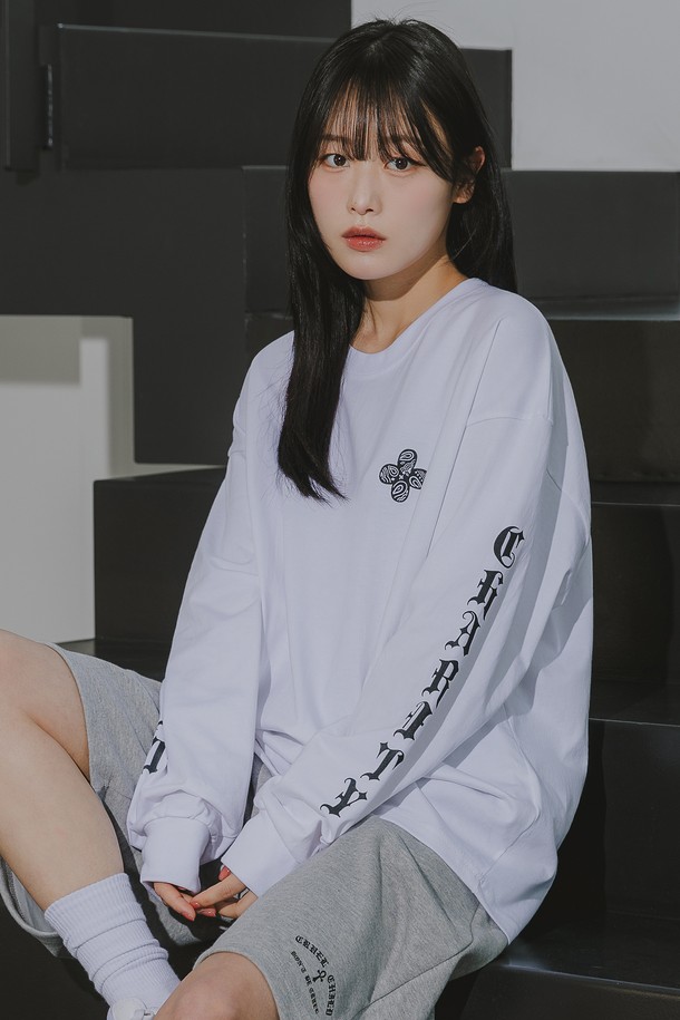 페이즐리 오버핏 긴팔티 AVT942는 20수 코마사 면 소재로 제작되어 부드러운 촉감을 자랑하며, 텀블 워싱 가공으로 변형을 최소화했습니다. 남녀 모두 착용 가능한 스트릿/캐주얼 스타일의 오버핏 긴팔 티셔츠로, 페이즐리 패턴과 레터링, 라운드넥 디자인이 특징입니다. 화이트, 블랙 두 가지 색상으로 출시되었으며, 레이어드 스타일링에도 활용하기 좋습니다.
