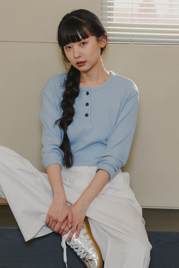 부드러운 촉감과 신축성으로 편안한 착용감을 선사하는 골지 헨리넥 긴팔 티셔츠입니다. 스카이블루, 화이트, 그레이, 블랙, 오트밀 5가지 컬러로 출시되었으며, 3버튼 디테일과 헨리넥 디자인이 특징입니다. 봄, 가을, 겨울 사계절 내내 활용 가능하며, 미니멀하고 베이직한 스타일로 일상에서 폭넓게 활용할 수 있습니다.
