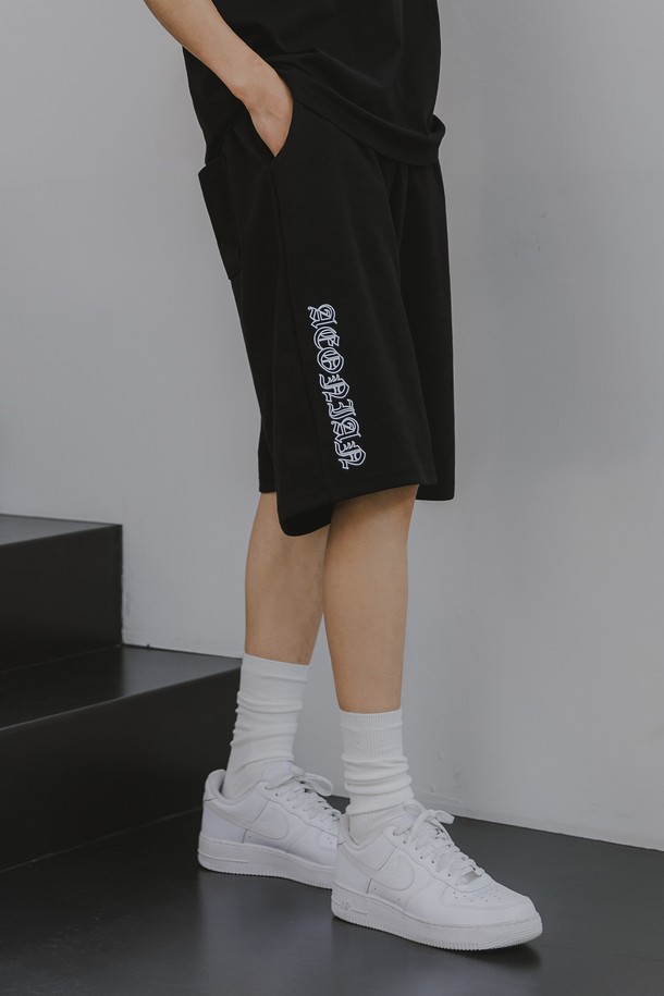 CREA 와이드 밴드 반바지 PAN2514는 남녀 공용으로, 부드러운 촉감의 더블코튼 소재와 고밀도 520~550g/yd의 두꺼운 두께감으로 제작되어 편안한 착용감을 선사합니다. 릴랙스핏 와이드 핏에 무릎 아래 기장, 밴딩 허리, 스트링 디테일이 더해져 캐주얼하면서도 스포티한 스타일을 연출하며, 그레이와 블랙 두 가지 색상으로 만나볼 수 있습니다. 면과 폴리에스테르 혼방의 양면 원단에 레터링 패턴이 돋보이는 이 반바지는 봄, 여름 일상복으로 활용하기 좋습니다.
