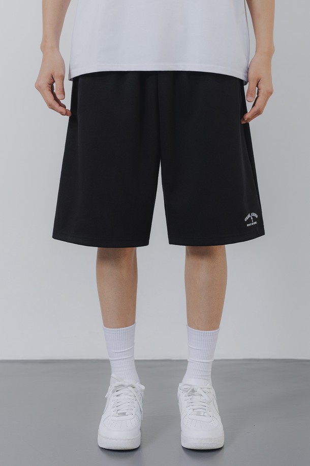 Cruel 와이드 밴딩 반바지 PAN2515는 남녀 공용으로, 베이직하고 캐주얼한 스타일을 연출하는 반바지입니다. 부드러운 촉감의 면과 폴리에스테르 혼방 소재로 제작되었으며, 무릎 아래 기장에 와이드핏으로 편안한 착용감을 선사합니다. 허리 스트링 조절이 가능하며, 레터링 아트워크 포인트와 고밀도 원단(520-550g/yd)으로 퀄리티를 높였습니다. 블랙, 그레이 두 가지 색상으로 만나보세요.
