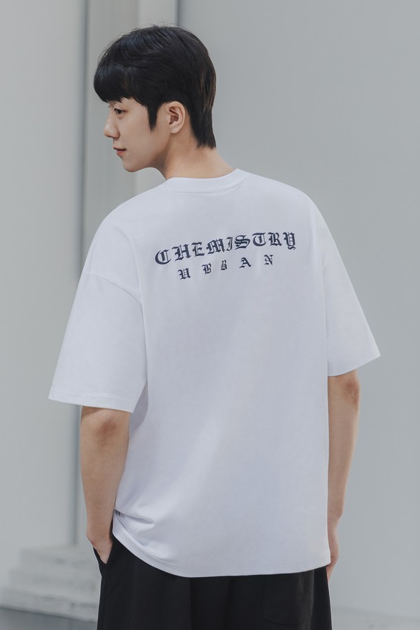 URBAN 오버핏 반팔티 AST4725는 남녀 모두 착용 가능한 베이직 & 스트릿 스타일의 반팔 티셔츠입니다. 20수 코마사 면 원단으로 제작되어 부드러운 촉감을 자랑하며, 드롭 숄더 패턴과 텀블 워싱 가공으로 편안한 착용감을 선사합니다. 화이트, 차콜, 블랙 3가지 색상으로 출시되었으며, 이전 시즌 대비 소매 패턴 및 어깨 라인을 개선하고 전체 기장을 축소하여 트렌디한 실루엣을 완성했습니다.
