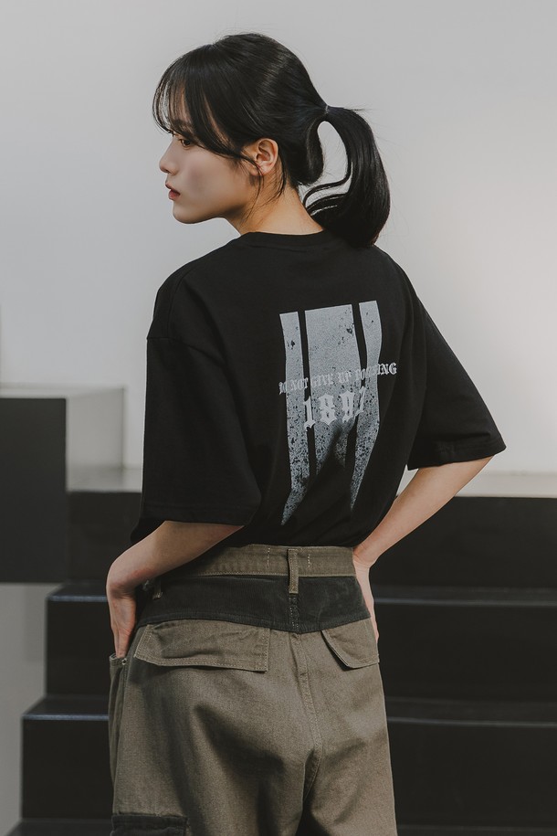 CHASER 오버핏 반팔티 AST4731은 남녀 공용으로, 부드러운 촉감의 면 소재로 제작되어 봄, 여름 시즌에 적합합니다. 라운드넥에 레터링 및 그래픽 패턴이 돋보이며, 드롭숄더 디자인과 텀블워싱 가공으로 편안한 착용감을 선사합니다. 화이트와 블랙 두 가지 색상으로 출시되었으며, 레이어드 스타일링이 가능해 일상 및 캐주얼 룩에 활용하기 좋습니다.
