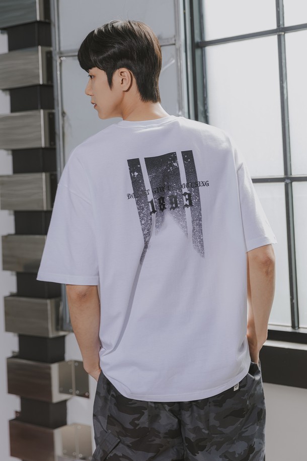 CHASER 오버핏 반팔티 AST4731는 부드러운 촉감의 20수 코마사 코튼 원단을 사용하여 제작되었으며, 봄, 여름 시즌 데일리룩에 적합한 아이템입니다. 텀블 워싱 가공으로 변형을 최소화하고 드롭숄더 패턴과 아트워크 디자인으로 트렌디함을 더했습니다. 화이트와 블랙 두 가지 컬러로 출시되어, 베이직하면서도 캐주얼한 스타일을 연출할 수 있습니다.
