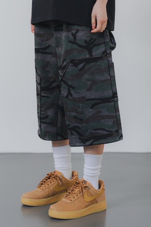 카모 카펜터 트레이닝 밴딩 반바지 PAN2526은 남녀 공용으로, 카키와 그레이 두 가지 색상으로 출시되었습니다. 면 소재에 와이드핏으로 제작되어 편안한 착용감을 선사하며, 카모 패턴과 카펜터 스타일 디테일이 돋보이는 스트릿 & 캐주얼 스타일의 반바지입니다. 허리 밴딩과 스트링으로 사이즈 조절이 용이하며, 피그먼트 & 바이오 워싱으로 자연스러운 질감을 더했습니다.
