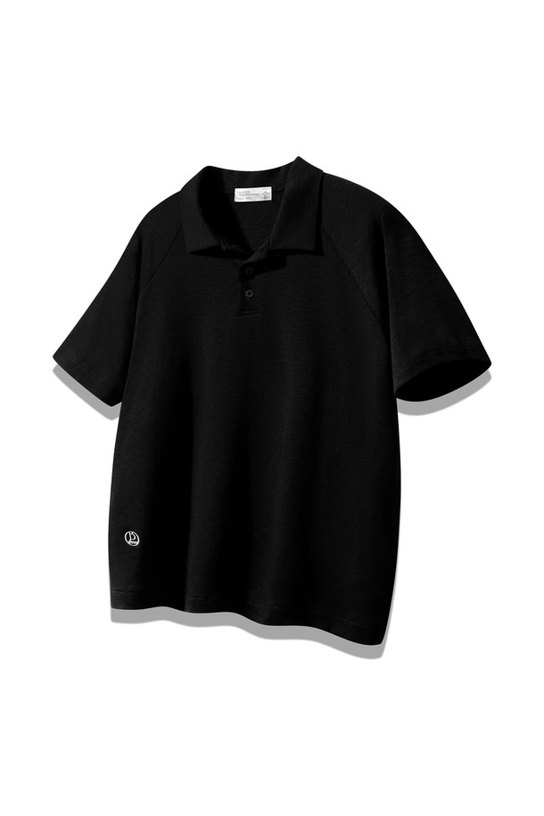 **슬러브 폴로 반팔 티셔츠 BK4211**은 부드러운 면, 모달, 스판덱스 혼방 소재로 제작되어 얇고 시원한 착용감을 선사합니다. 베이직하면서 캐주얼한 스타일로, 래글런 소매 패턴과 진주빛 버튼 디테일, 밑단 3cm 올림, 하단 미니멀 자수 로고로 포인트를 더했습니다. 레귤러핏의 반소매 폴로넥 디자인으로, 일상에서 편안하게 착용하기 좋습니다.
