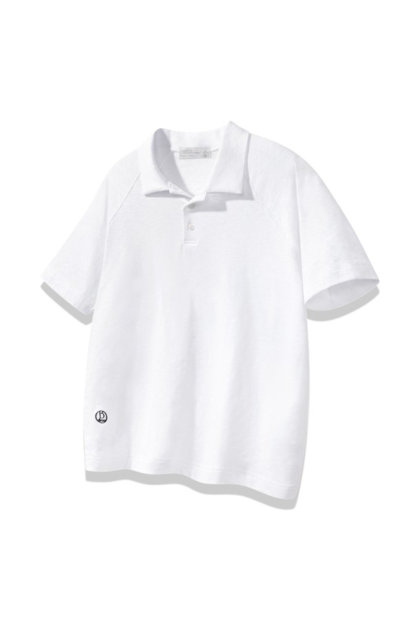 시원한 여름을 위한 남성용 슬러브 폴로 반팔 티셔츠입니다. 부드러운 면, 모달, 스판덱스 혼방 소재로 제작되어 통기성이 뛰어나고 신축성이 있어 편안한 착용감을 선사합니다. 베이직하고 캐주얼한 스타일로, 화이트와 네이비 두 가지 컬러로 출시되었으며 하단 로고 자수 디테일과 삼중 스티치 마감으로 퀄리티를 높였습니다. (화이트 컬러는 비침이 있을 수 있습니다.)
