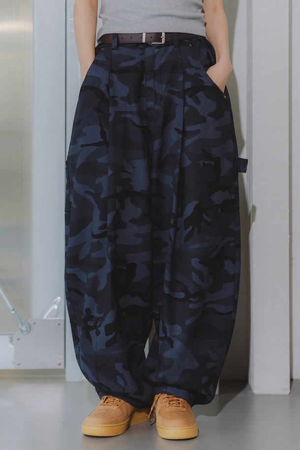 [DELUXE] 카모플라쥬 벌룬핏 하프 밴딩 팬츠 DLX2923은 남녀 공용으로, 캐주얼하고 스트릿한 스타일을 연출하기 좋은 트레이닝 팬츠입니다. 카모 그레이와 카모 블루 두 가지 색상으로 출시되었으며, 봄, 가을에 적합한 중간 두께의 면 소재로 제작되어 부드러운 촉감을 선사합니다. 벌룬핏 디자인에 하프 밴딩으로 편안함을 더하고, 카펜터 디자인, 백포켓, 미니멀 자수 라벨 디테일이 돋보이며, 자연스러운 신체 커버와 자유로운 활동성을 제공합니다.
