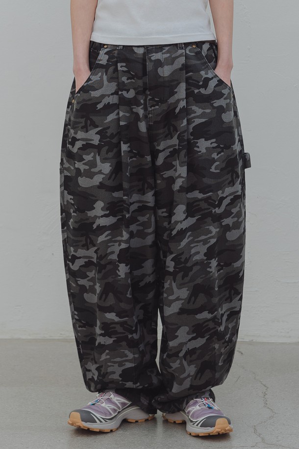 [DELUXE] 카모플라쥬 벌룬핏 하프 밴딩 팬츠 DLX2923은 카모 그레이와 카모 블루 두 가지 색상으로 출시되어, 캐주얼하고 밀리터리한 스타일을 연출합니다. 면 소재로 제작되어 부드러운 촉감을 제공하며, 봄, 가을에 적합한 두께로 제작되었습니다. 벌룬핏 디자인과 하프 밴딩, 카펜터 스타일, 자유로운 활동성을 위한 디자인으로 편안함과 스타일을 동시에 잡았습니다.
