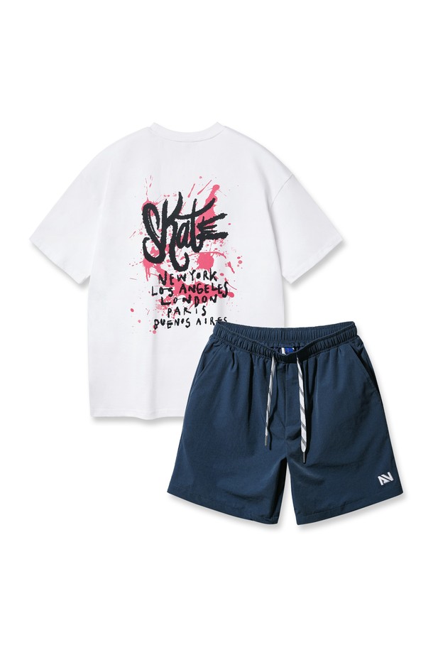 [SET] SKATE 오버핏 반팔티와 스트링 포인트 우븐 반바지 셋업입니다. 부드러운 촉감의 20수 코마면을 사용하여 편안한 착용감을 제공하며, 데일리 및 캐주얼 스타일링에 적합합니다. 드롭숄더 디자인과 레이어드 스타일링이 가능한 오버핏 반팔티는 화이트, 화이트 멜란지, 블랙 세 가지 색상으로 출시되었습니다.
