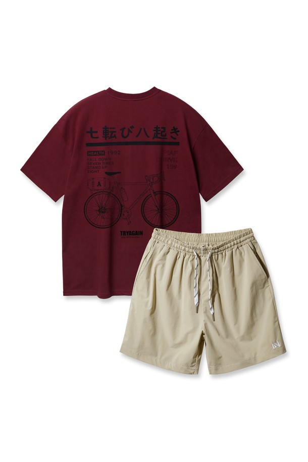 **[SET] 바이시클 오버핏 반팔티 스트링 포인트 우븐 반바지 셋업**은 캐주얼한 스타일을 연출하는 데일리웨어입니다. 부드러운 면 소재와 오버핏, 드롭숄더 디자인으로 편안한 착용감을 제공하며, 레이어드 스타일링에도 용이합니다. 다양한 컬러(화이트, 블랙, 크림, 와인, 딥블루, 그린블루, 베이지)의 반팔 티셔츠와 스트링 포인트 우븐 반바지가 완벽한 조화를 이루는 여름철 필수 셋업입니다.
