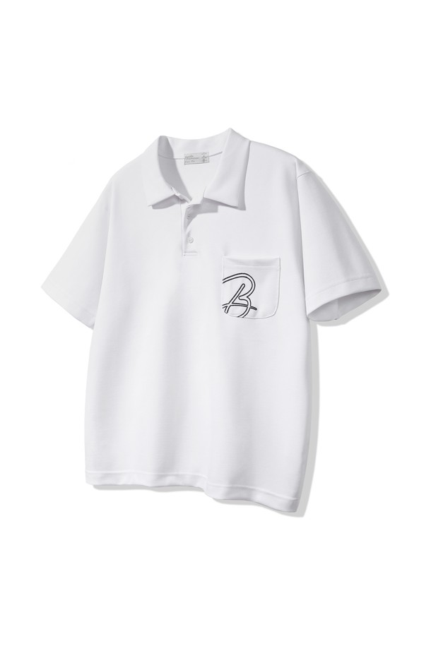 포켓 B 로고 카라 반팔 티셔츠 BK4205는 부드러운 촉감과 뛰어난 흡습, 통기성, 신축성을 자랑하는 남성용 폴로 티셔츠입니다. 베이직하면서 캐주얼한 스타일로 일상에서 편안하게 착용할 수 있으며, 레귤러핏과 레귤러 기장으로 깔끔한 실루엣을 연출합니다. 화이트, 딥그린, 네이비 세 가지 색상으로 출시되었으며, 포켓 디테일, 진주 버튼, 자수 로고, 삼중 스티치 등의 특징을 더해 완성도를 높였습니다.
