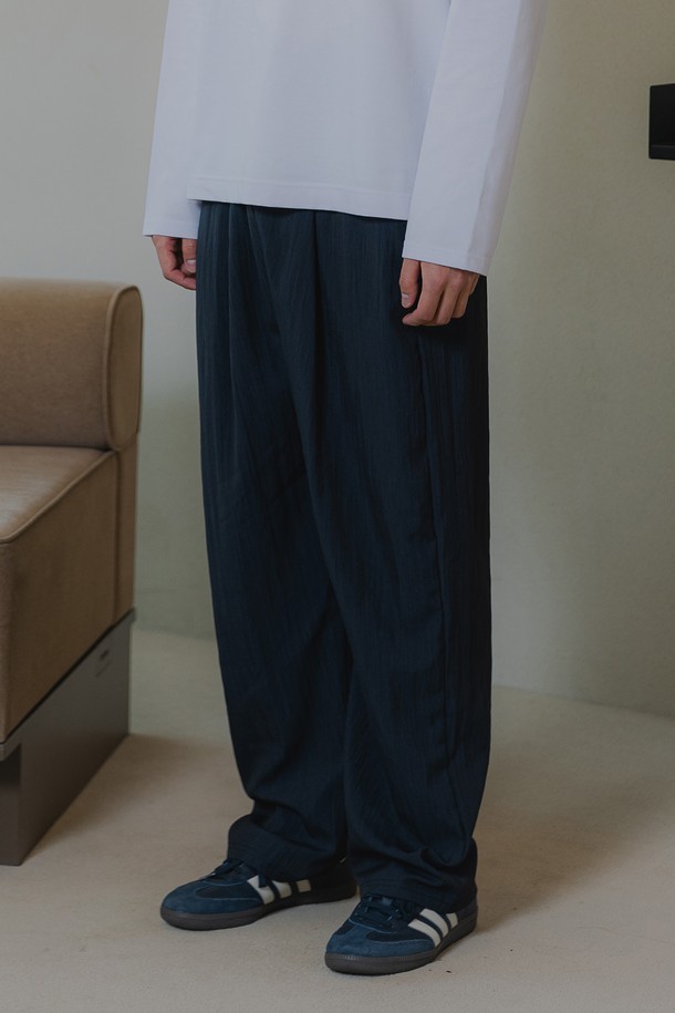 토치 썸머 밴드 원턱 와이드 슬랙스 BK2995는 봄, 여름 시즌에 어울리는 남녀 공용 슬랙스입니다. 차콜, 네이비 두 가지 색상으로 제공되며, 얇고 부드러운 폴리에스테르와 나일론 혼방 소재로 제작되어 릴랙스 핏을 선사합니다. 원턱 디테일과 스트링, 주머니, 밴딩 처리, 그리고 시원한 착용감을 위한 얇은 두께와 구김 방지, 빠른 건조 기능으로 편안한 일상복으로 활용하기 좋습니다.
