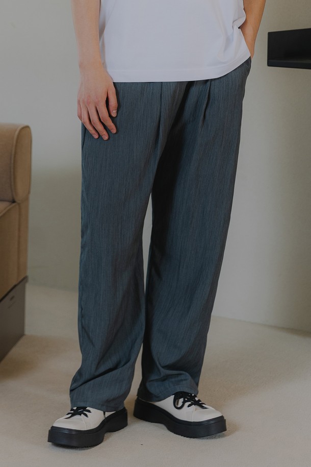 [기획] 토치 썸머 밴드 원턱 와이드 슬랙스는 봄, 여름 시즌에 어울리는 가볍고 시원한 착용감의 슬랙스입니다. 차콜, 네이비 두 가지 색상으로 제공되며, 릴랙스 핏과 와이드한 실루엣으로 편안한 활동성을 보장합니다. 폴리에스터와 나일론 혼방 소재로 제작되어 주름 방지, 빠른 건조, 관리 용이하며, 밴딩 허리, 원턱 디테일, 넉넉한 포켓으로 실용성을 더한 데일리 슬랙스입니다.
