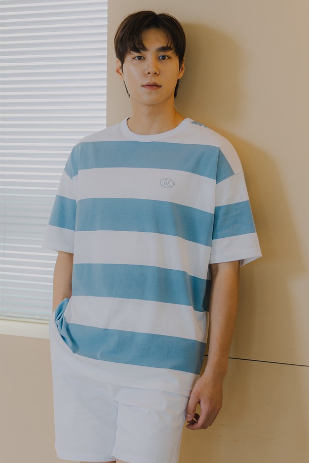 베이직하고 미니멀한 스타일의 스트라이프 자수 로고 반팔 티셔츠입니다. 면 소재로 제작되어 부드러운 촉감과 흡습 및 통기 기능으로 편안한 착용감을 선사하며, 봄, 여름 시즌에 활용하기 좋습니다. 레귤러핏과 컴팩트핏 두 가지로 출시되었으며, 라운드넥에 얇은 두께감, 반소매 기장으로 다양한 룩에 활용하기 좋으며, 3중 바늘 스티치 마감, 목선 바인딩 처리, 하단 우븐라벨, 자수 로고 디테일로 완성도를 높였습니다.
