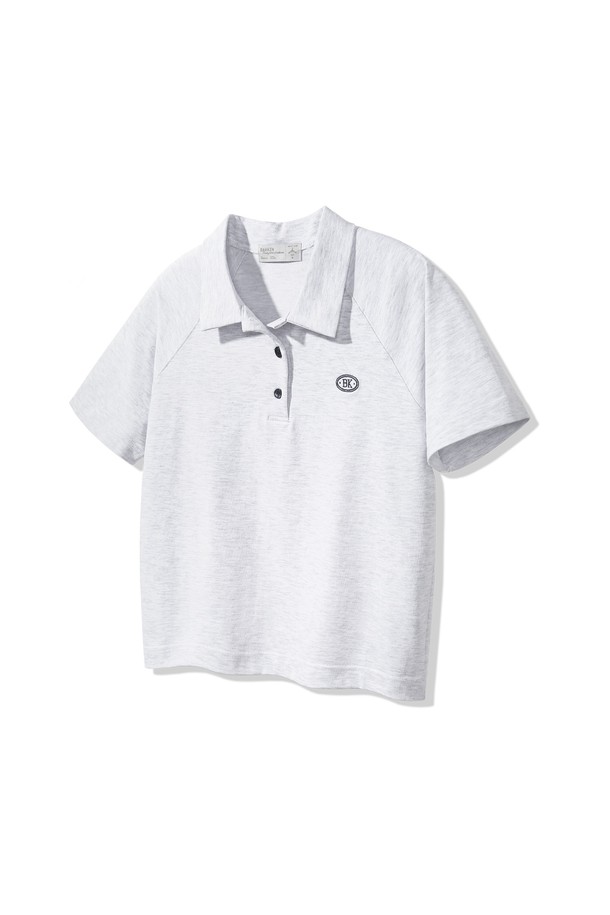 세미 크롭 기장의 여성용 로고 카라 반팔 티셔츠입니다. 부드러운 촉감의 면, 폴리에스테르, 스판덱스 혼방 소재에 흡습 및 통기성이 우수한 3중 CP원단으로 제작되었으며, 바이오워싱 가공을 거쳐 편안한 착용감을 선사합니다. 라글란 소매, 진주 버튼, 자수 로고 디테일과 삼중 스티치 마감으로 미니멀하면서도 세련된 스타일을 연출하며, 화이트, 핑크, 블랙 3가지 색상으로 만나볼 수 있습니다.
