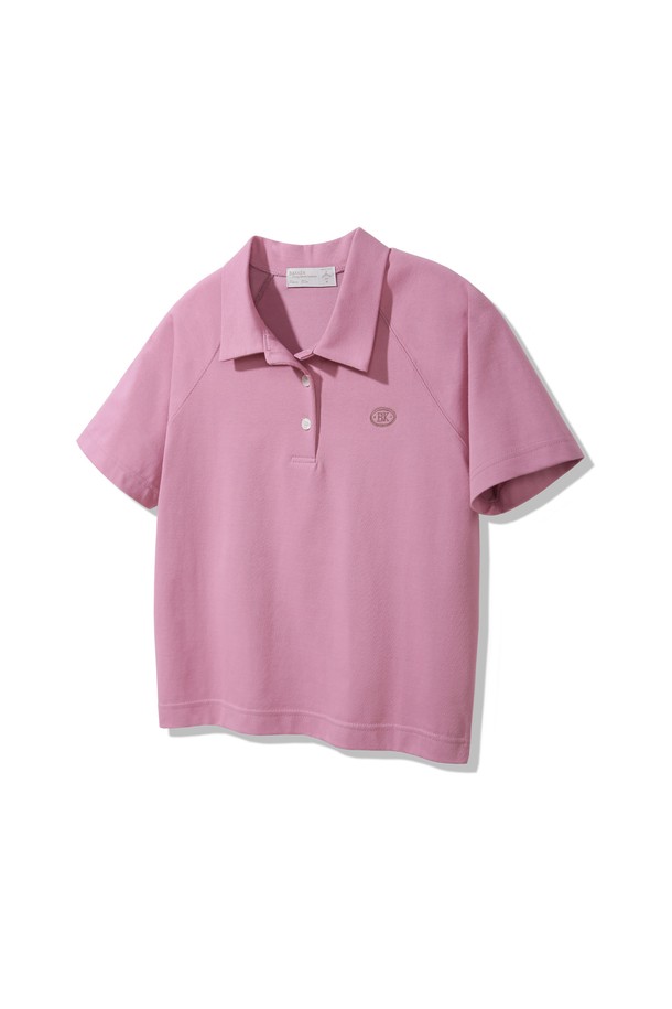 세미 크롭 기장의 로고 카라 반팔 티셔츠는 면, 폴리에스테르, 스판덱스 혼방 소재로 제작되어 부드러운 촉감과 편안한 착용감을 선사합니다. 바이오 워싱 및 컴팩트 가공을 거쳐 통기성이 우수하며, 은은한 광택과 주름이 적은 것이 특징입니다. 래글런 소매 디자인과 진주 느낌의 버튼, 삼중 스티치 마감으로 완성도를 높였으며, 미니멀한 디자인과 화이트, 핑크, 블랙 세 가지 컬러로 일상에서 폭넓게 활용할 수 있습니다.
