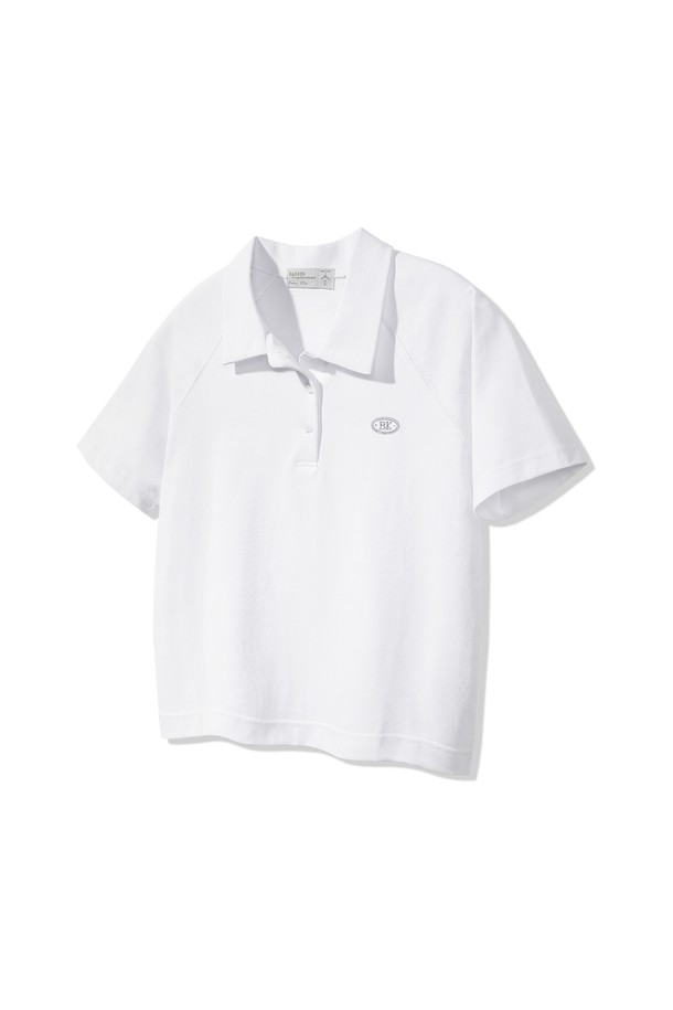 세미 크롭 기장의 BK4215 로고 카라 반팔 티셔츠는 여성 의류로, 미니멀한 스타일을 추구하는 분들께 적합합니다. 면, 폴리에스테르, 스판덱스 혼방의 CP 트리플 원단으로 제작되어 부드러운 촉감과 뛰어난 통기성을 자랑하며, 바이오워싱 및 컴팩트 가공을 통해 은은한 광택과 최소 수축률을 구현했습니다. 화이트, 핑크, 블랙 세 가지 색상으로 출시되었으며, 라글란 소매 패턴, 진주 버튼 디테일, 3중 스티치 마감으로 디자인의 완성도를 높였습니다.
