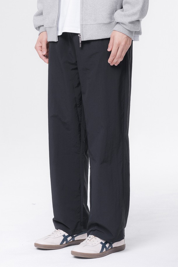 세미 와이드 프리미엄 나일론 팬츠 PAN2530 (4 COLOR)는 미니멀하고 베이직한 스타일을 추구하는 분들을 위한 세미 와이드 핏 바지입니다. 고밀도 프리미엄 나일론 소재를 사용하여 부드러운 촉감과 자연스러운 드레이핑을 선사하며, 사계절 내내 편안하게 착용할 수 있습니다. 허리에는 스트링 밴딩 처리가 되어 있어 활동성을 높였으며, 방수 및 속건 기능을 갖춰 실용성까지 더했습니다. 라이트그레이, 애쉬카키, 차콜, 블랙의 4가지 다채로운 컬러로 출시되어, 캐주얼한 일상룩에 폭넓게 활용 가능합니다. 사이드 포켓에는 미니멀한 심볼 라벨을 더해 디자인 포인트를 더했습니다.

