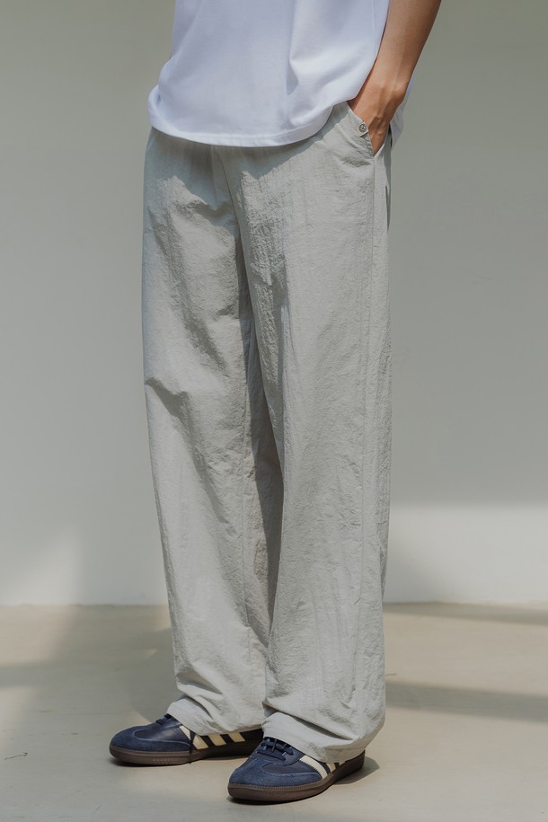 세미와이드 핏의 프리미엄 나일론 팬츠 PAN2530 (4 COLOR)는 미니멀하고 베이직한 스타일을 추구하는 분들을 위한 데일리 및 여행룩 아이템입니다. 고밀도 프리미엄 나일론 원단으로 제작되어 부드러운 촉감과 뛰어난 형태 유지력을 자랑하며, 가볍고 속건 기능과 방수 기능으로 활동성을 높였습니다. 세미와이드 핏과 자연스러운 드레이프 실루엣이 편안하면서도 세련된 핏을 연출하며, 조절 가능한 스트링과 사이드 포켓, 심플 심볼 라벨 디테일로 실용성을 더했습니다. 라이트그레이, 애쉬카키, 차콜, 블랙 4가지 컬러로 출시되어 다양한 스타일 연출이 가능합니다. 봄, 여름, 가을, 3계절 활용 가능한 얇은 두께의 긴 바지입니다.
