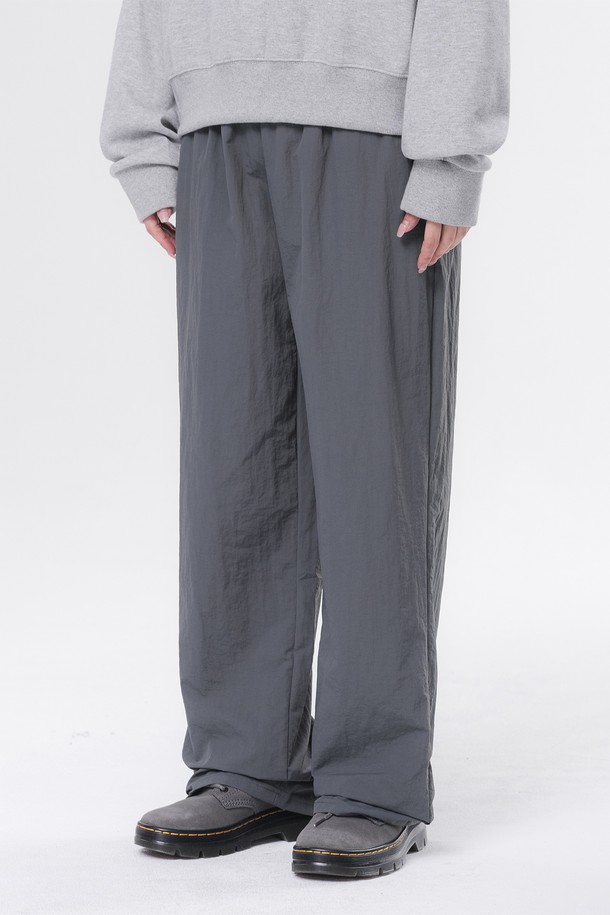 세미와이드 핏의 프리미엄 나일론 팬츠 PAN2530 (4 COLOR)입니다. 남녀 공용으로, 라이트그레이, 애쉬카키, 차콜, 블랙 4가지 컬러로 만나보실 수 있습니다. 봄, 여름, 가을에 활용하기 좋은 얇은 두께감의 루즈핏 세미와이드 팬츠로, 가볍고 부드러운 촉감이 특징입니다. 허리 스트링 조절이 가능하며, 방수, 속건, 경량 기능으로 활동성을 높였습니다. 미니멀, 베이직 스타일의 동네 마실룩, 여행룩에 적합한 아이템입니다.
