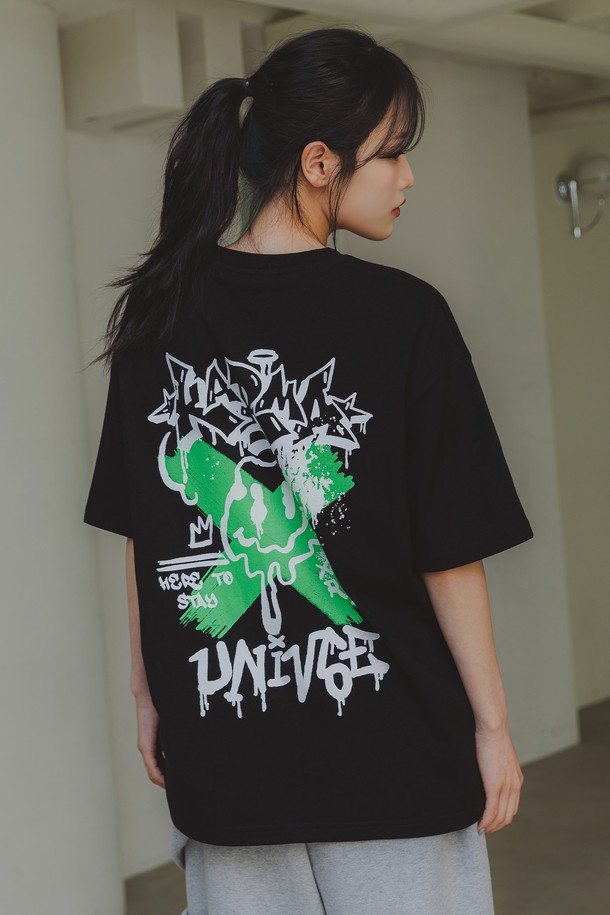 KARMA 오버핏 반팔티 AST4788은 봄, 여름 시즌 데일리웨어로 적합한 공용 반팔 티셔츠입니다. 20수 코마사 코튼 소재에 팀블 워싱 가공을 거쳐 부드러운 촉감을 제공하며, 드롭숄더 패턴과 오버핏으로 스트릿 스타일을 연출합니다. 화이트, 블랙 2가지 컬러로 출시되었으며, 레이어드하여 다양한 스타일을 연출할 수 있습니다.
