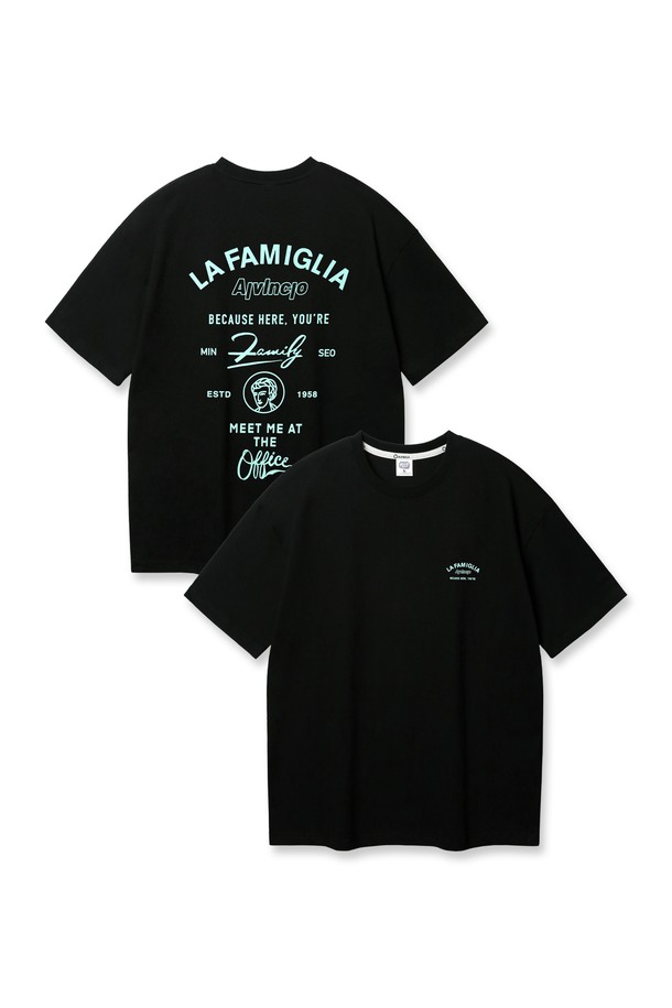 LA FAMILGLIA 오버핏 반팔티 AST4786 (2 COLOR)는 20수 코마사 면 원단을 사용하여 부드러운 촉감과 뛰어난 착용감을 제공하며, 넉넉한 오버핏으로 편안하게 즐길 수 있습니다. 남녀 모두 착용 가능하며, 화이트와 블랙 두 가지 기본 컬러로 출시되어 다양한 스타일링에 활용하기 좋습니다. 레터링 무늬가 포인트로 들어간 베이직한 디자인으로, 봄, 여름 시즌 데일리룩에 활용하기 좋은 아이템입니다.
